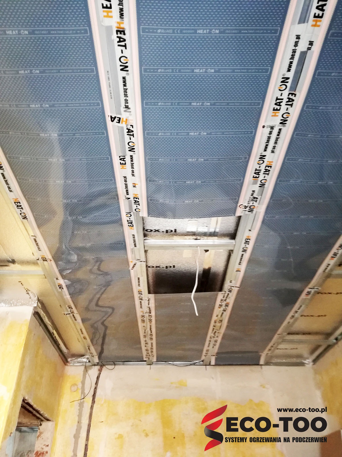 Ogrzewanie foliami na podczerwień z możliwością montażu na suficie podwieszanym nad płytami GK.