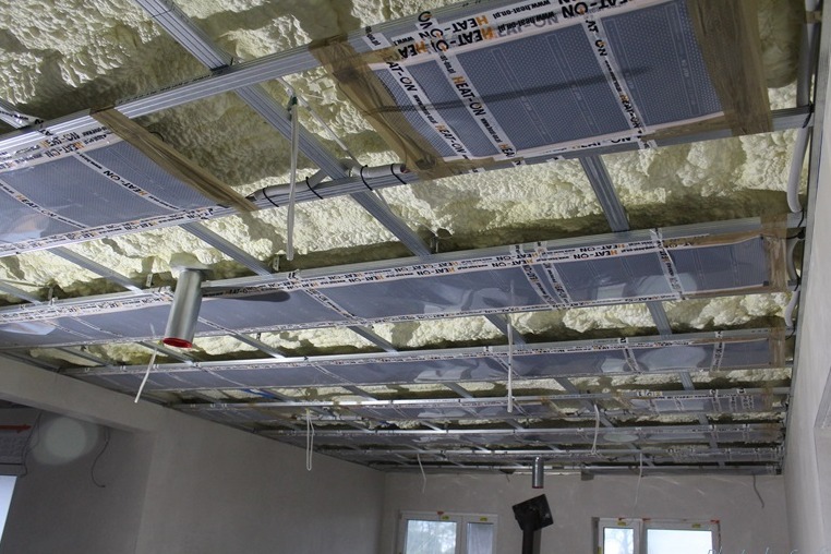 Ogrzewanie biura w systemie sufitowym to nowoczesne i ekonomiczne rozwiązanie.