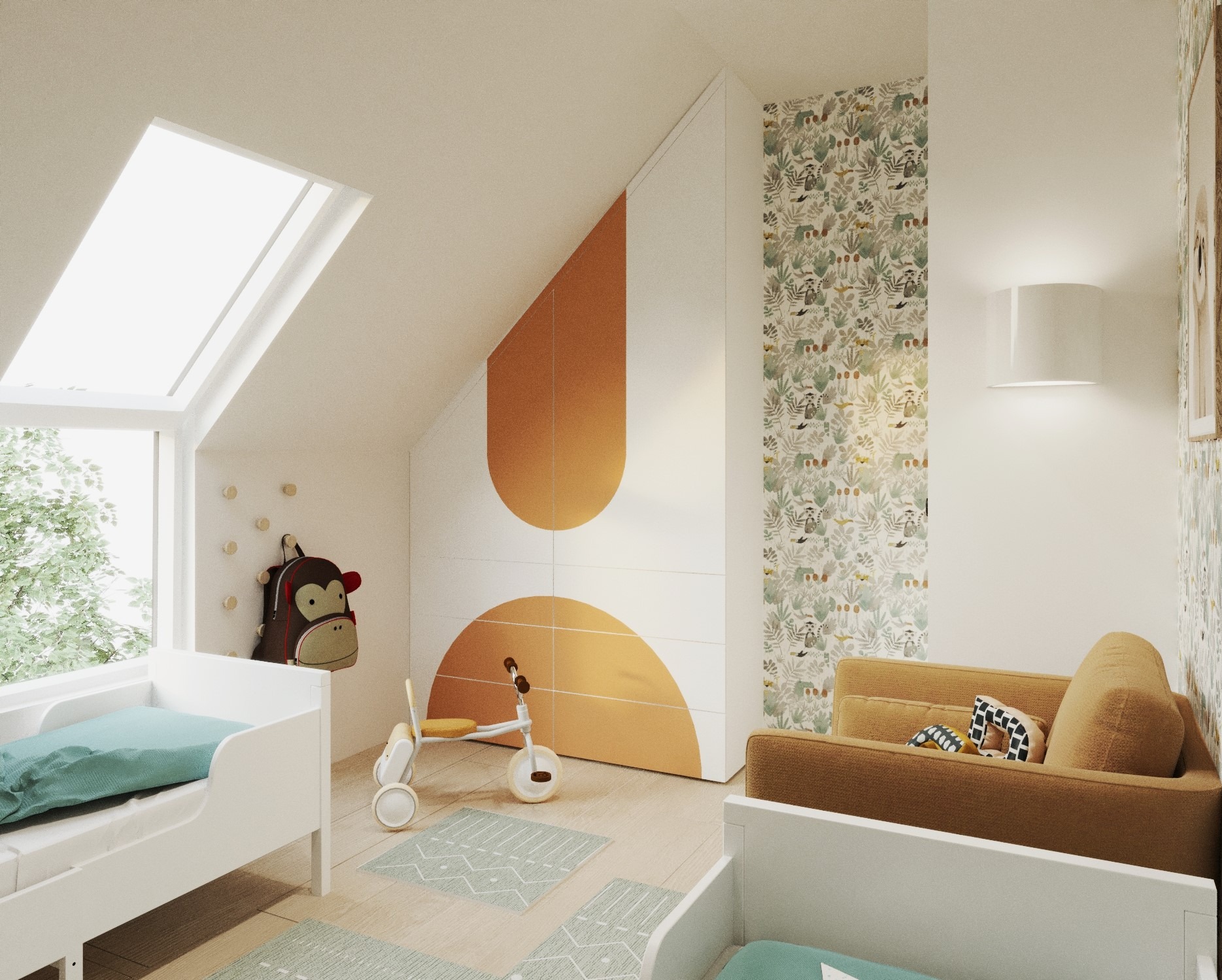 Pokój dziecięcy na poddaszu z białym łóżeczkiem, szafą z pomarańczowymi półkolami, tapetą w motywy roślinne i zwierzęce, oraz pluszowym małpim plecakiem wiszącym na ścianie.