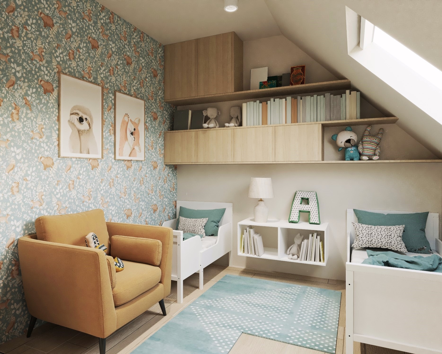 Pokój dziecięcy na poddaszu z dwoma białymi łóżkami, musztardowym fotelem, niebieskim dywanem w kropki i tapetą w leśne zwierzęta.