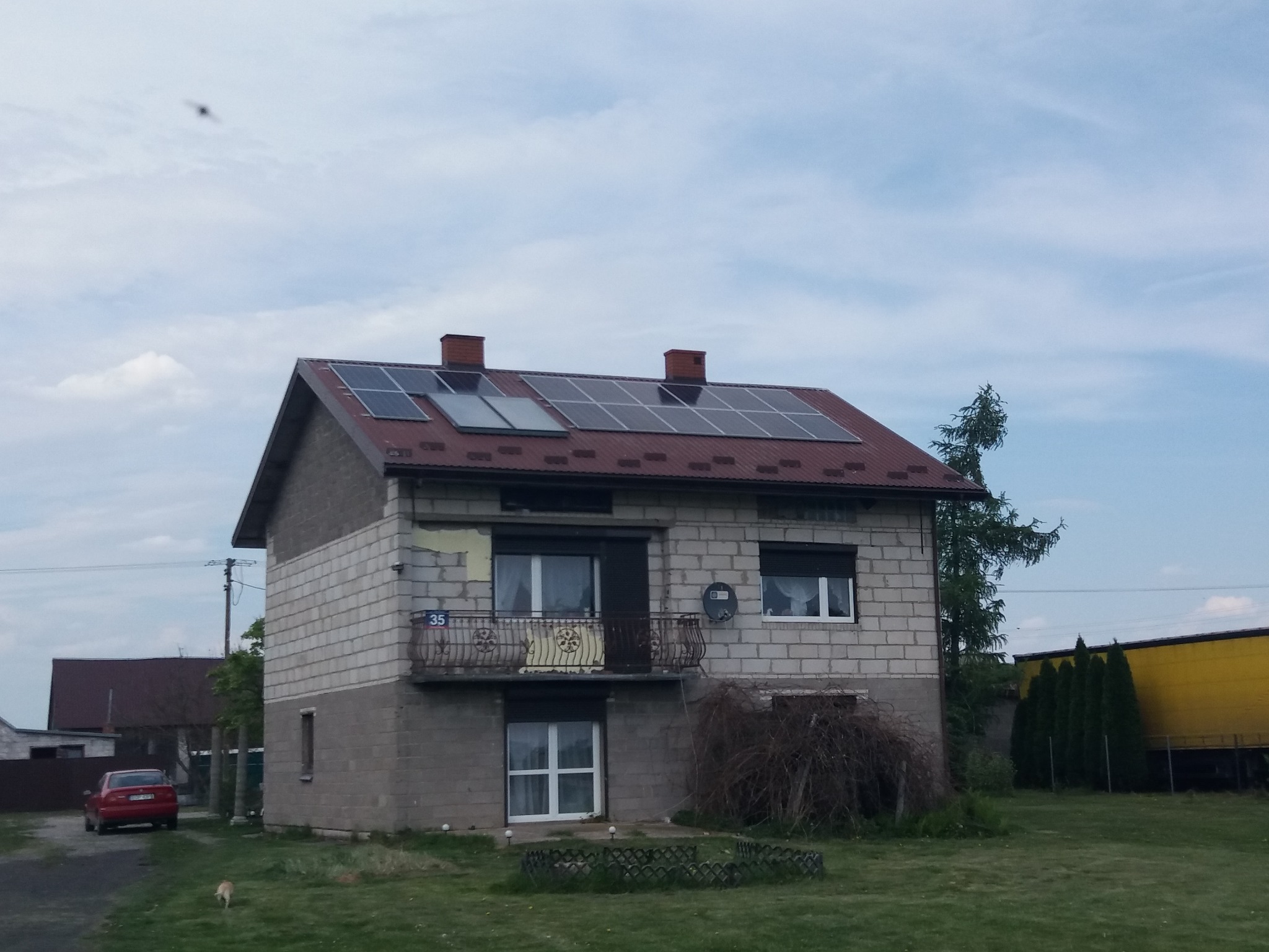 Instalacja na blachotrapezie o mocy 4kW. Kilka lat wcześniej zamontowano instalację kolektorów słonecznych