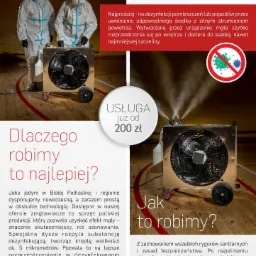 Dw&oacute;ch pracownik&oacute;w w kombinezonach ochronnych stoi przed urządzeniem do zamgławiania z wentylatorem, na podłodze hali sportowej. Urządzenie rozpyla mgłę.