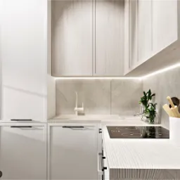 Wizualizacja jasnej kuchni w kamienicy z białymi szafkami, marmurowym backsplashiem, drewnianym blatem i oknem z roletą rzymską.