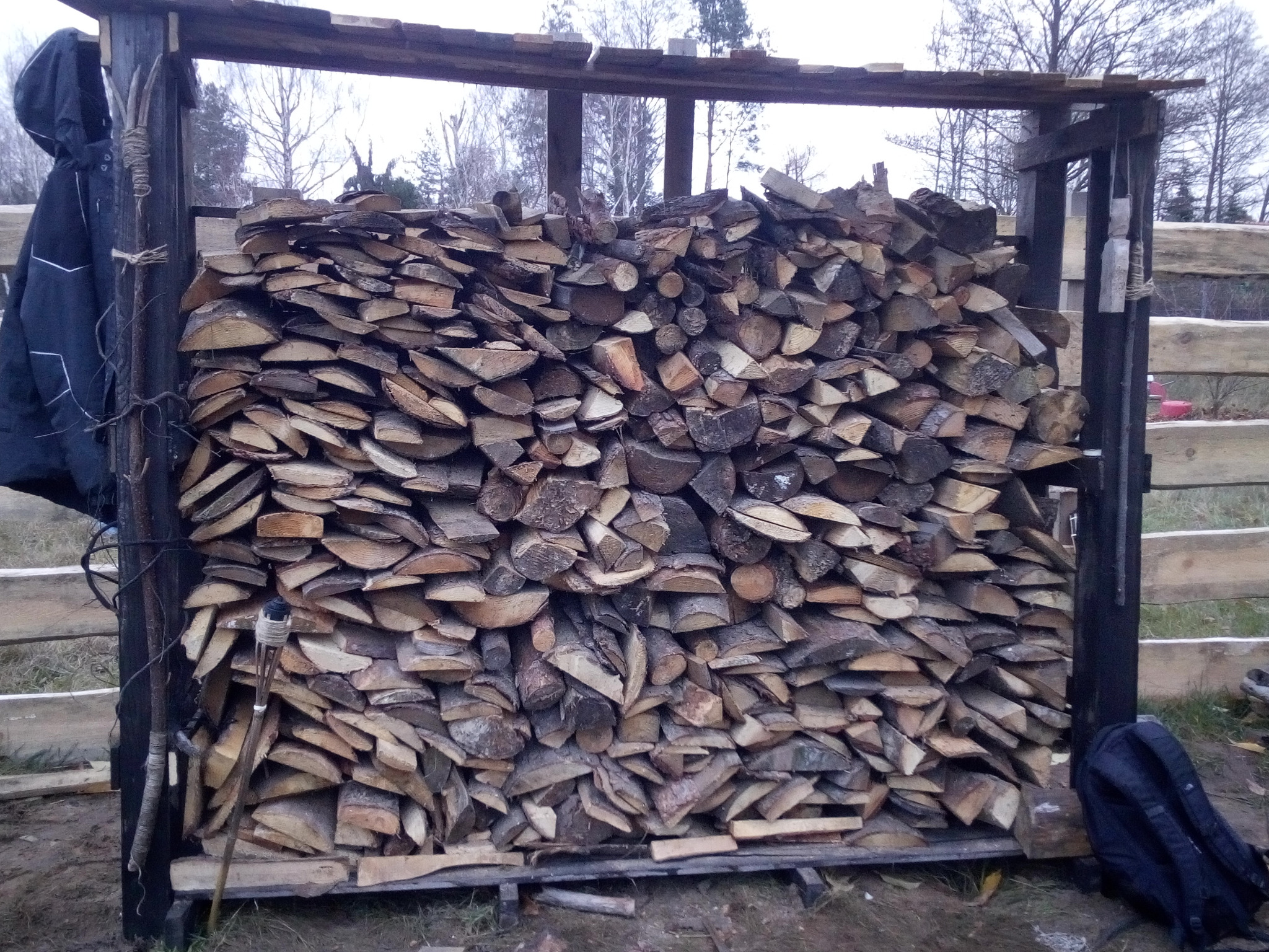 Drewutnia zbudowana z odpadków( z palet, 2 kantówek drewnianych oraz wkrętów. Drewutnia pomalowana bejcą).