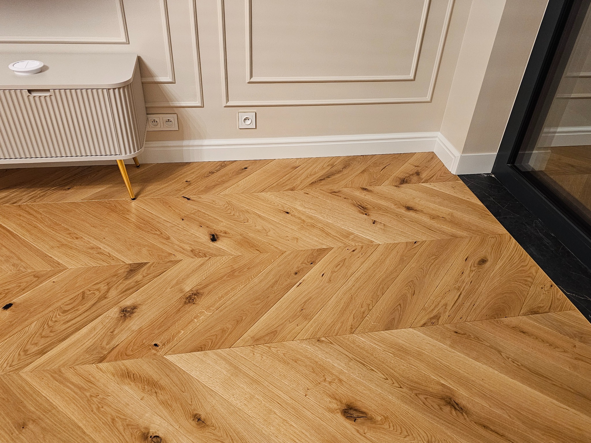 Jodla francuska dąb rustik plus czarny sęk plus cokół bialy mdf 'olimp' 12 cm wysoki