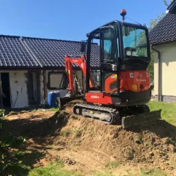 Korytowanie pod kostke brukową i wywóz ziemi.