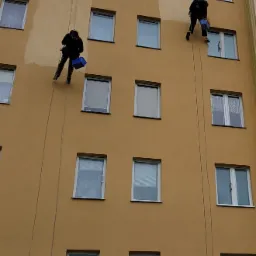 Malowanie elewacji budynku wielorodzinnego.