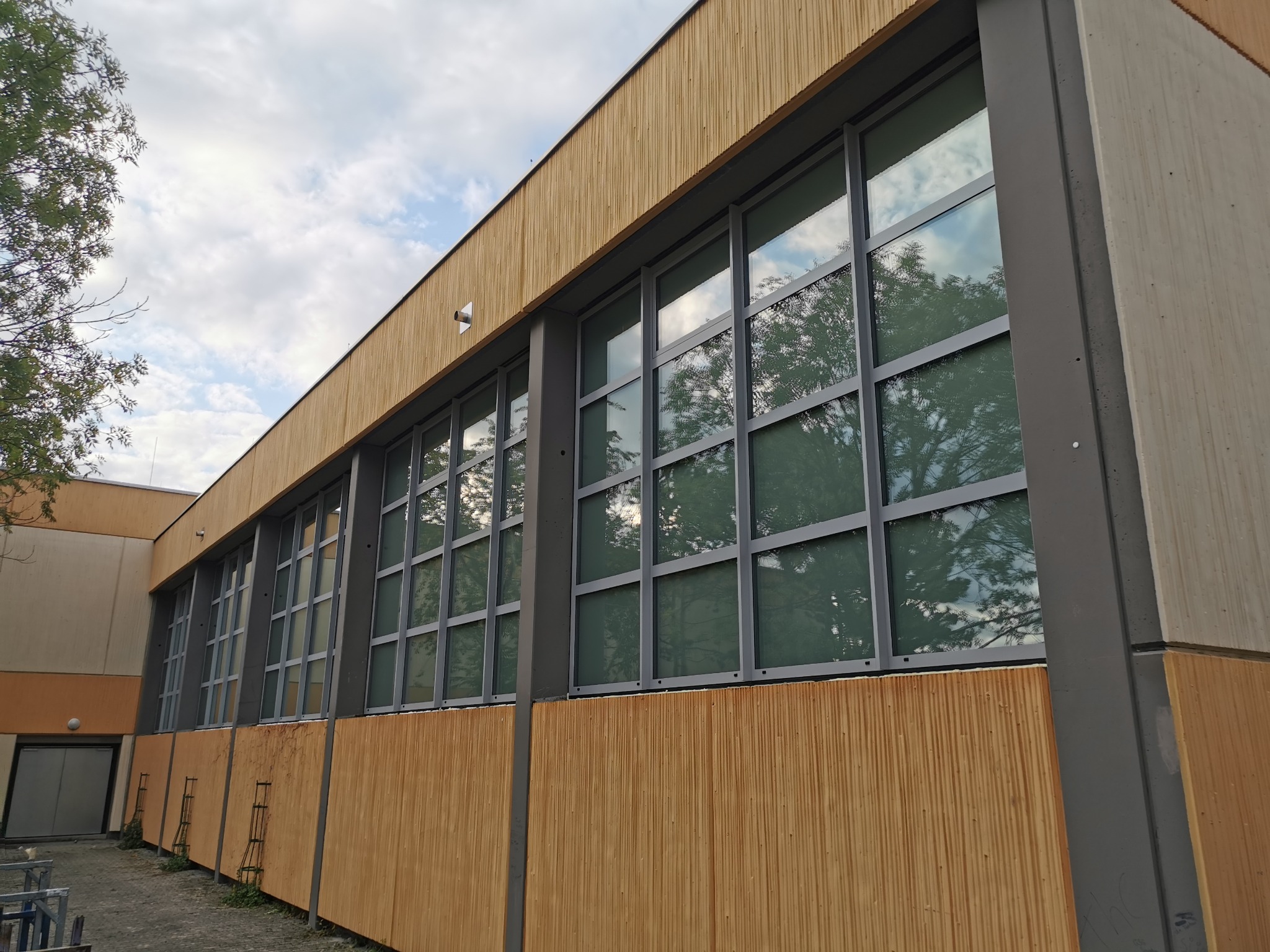 Montaż okien PCV, Aluminium, fasady Specjalizujemy się w montażu stolarki okiennej.