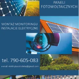 Projekt graficzny ulotki reklamowej firmy instalującej panele słoneczne i systemy monitoringu, z widocznymi elementami instalacji fotowoltaicznej na dachu, paneli na łące, kamery monitoringu...