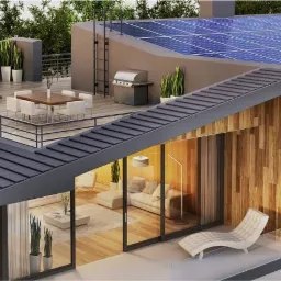 Nowoczesny dom z panelami słonecznymi na dachu, tarasem na dachu z grillem i meblami ogrodowymi oraz basenem.