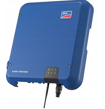 Niebieski falownik solarny SMA Sunny Tripower z widocznym logo firmy, trzema diodami LED i czarnym kablem antenowym. Urządzenie sfotografowane na białym tle.