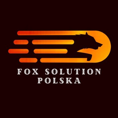 Logo firmy Fox Solution Polska: sylwetka biegnącego lisa w kolorze czarnym na tle pomarańczowo-czerwonych, poziomych linii symbolizujących prędkość, umieszczone nad nazwą firmy.