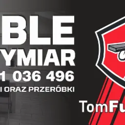 Grafika reklamowa firmy meblarskiej TomFurniture z wizualizacją kuchni, numerem telefonu i logotypem przedstawiającym montera z deską na ramieniu.