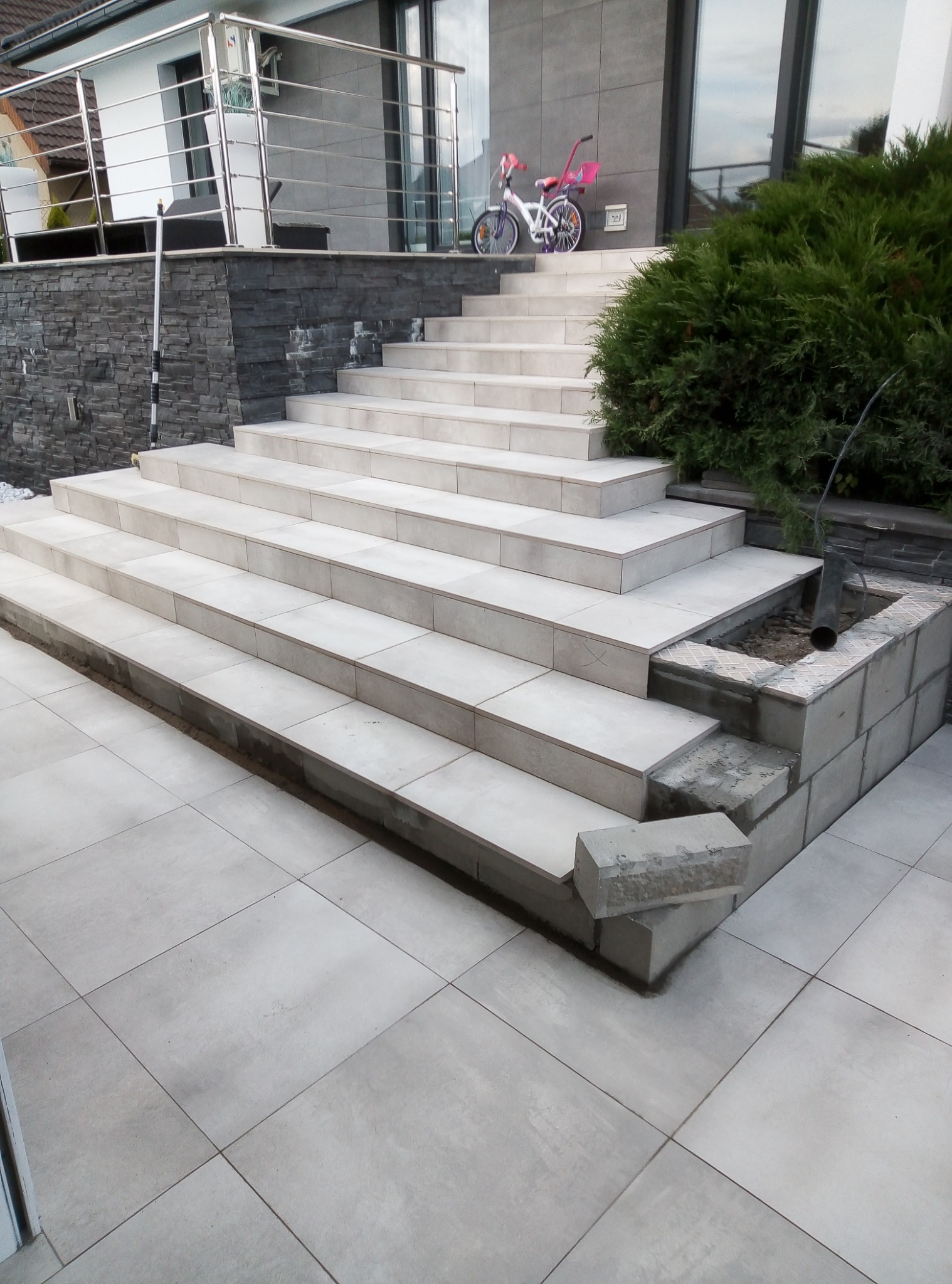 Schody granitowe w trakcie realizacji projektu