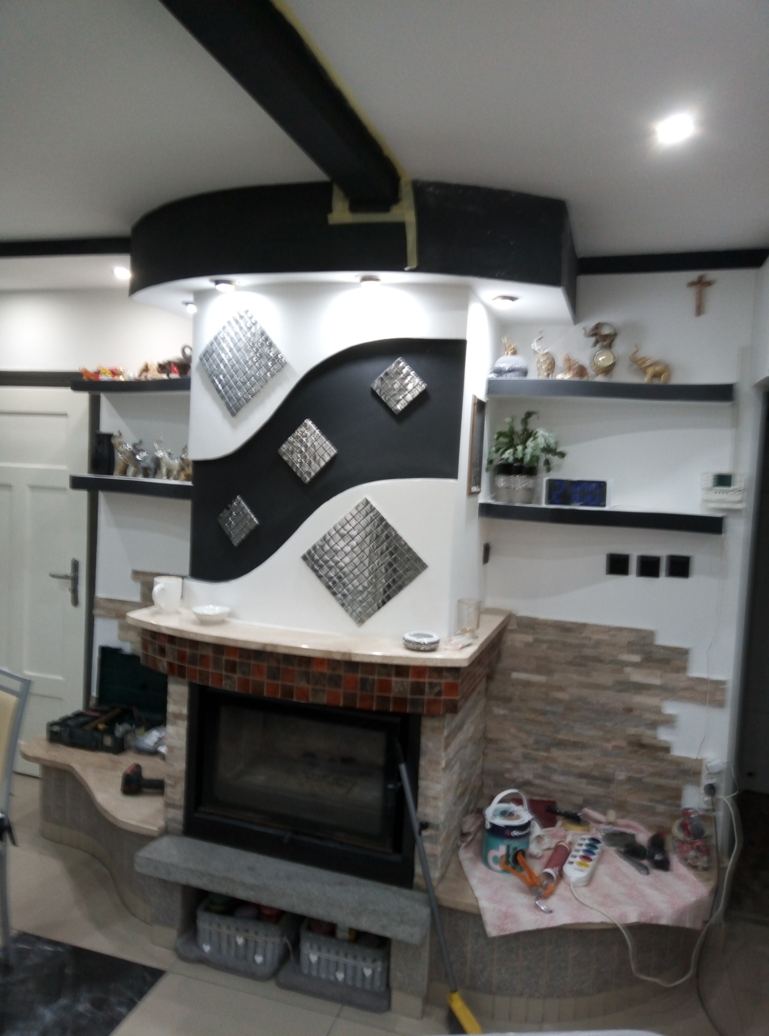 Kominek z rozprowadzeniem ciepłego powietrza na 5 pomieszczeń