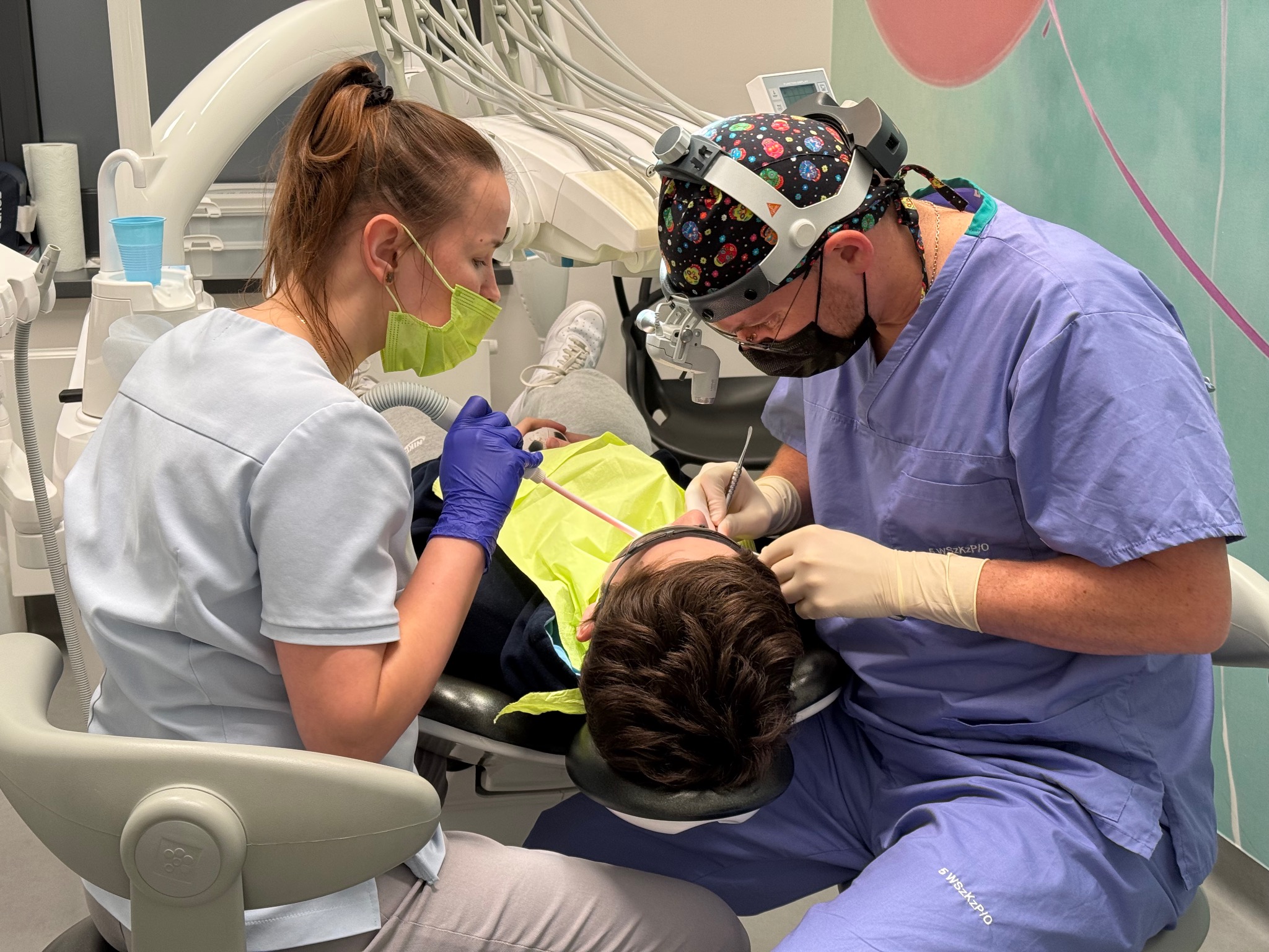 Pacjent w trakcie wyrwania ósemki z chirurgiem stomatologiem.