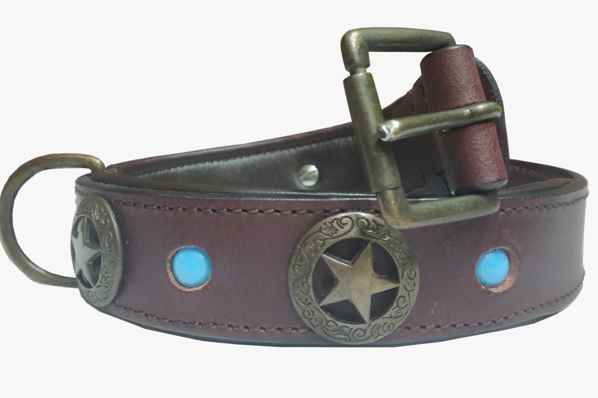 Brązowy, skórzany pasek z ozdobnymi, metalowymi gwiazdami i turkusowymi wstawkami, wykonany przez kaletnika z Kanpur.