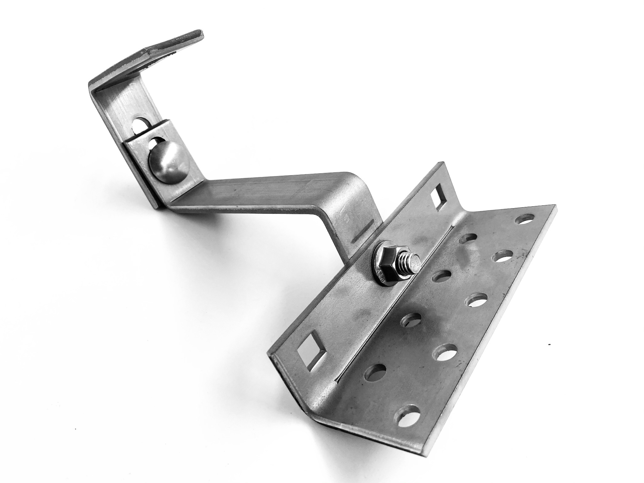 Metalowy uchwyt montażowy do paneli słonecznych z widocznymi otworami i śrubą mocującą, prezentowany na białym tle.