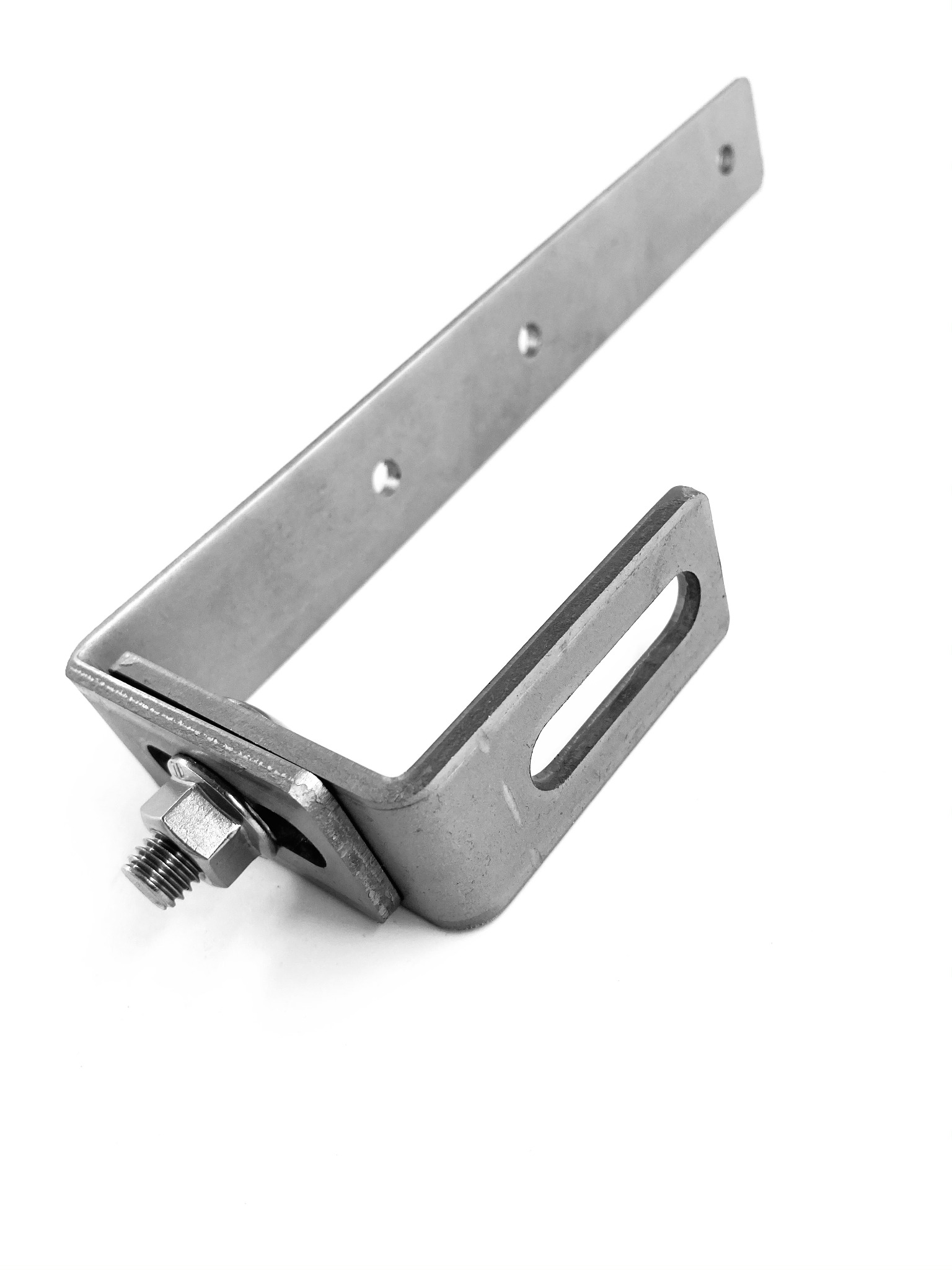 Metalowy uchwyt montażowy z nakrętką, widoczne otwory i podłużny otwór, na białym tle.