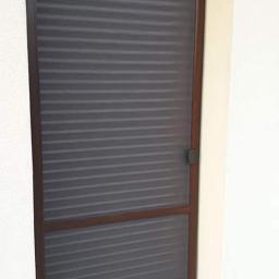 Moskitiera drzwiowa montowana na rolecie zewnętrznej