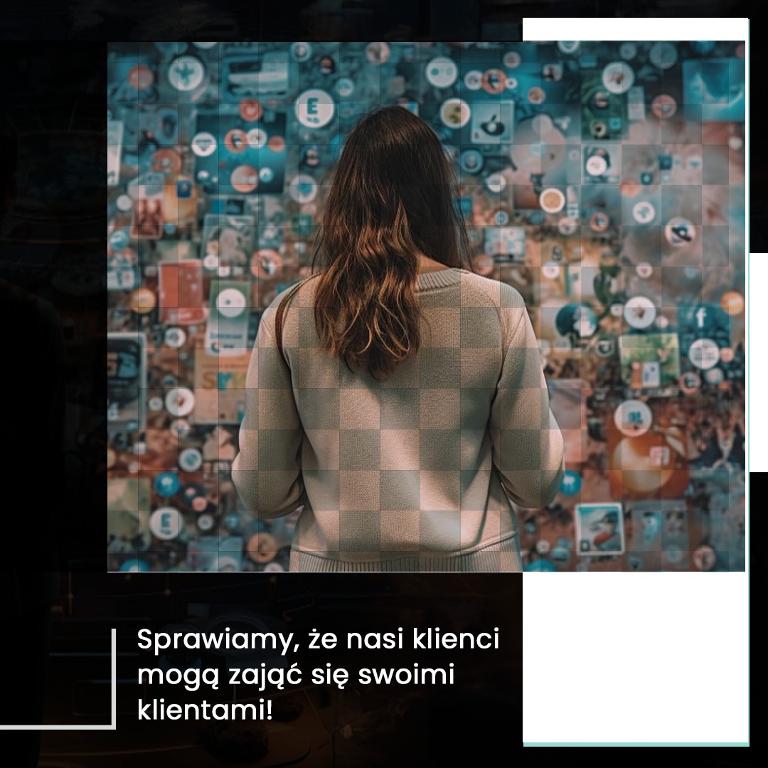 Kobieta stojąca tyłem, oglądająca ścianę z kolażem miniatur ikon aplikacji i logotypów, ubrana w sweter w szachownicę.