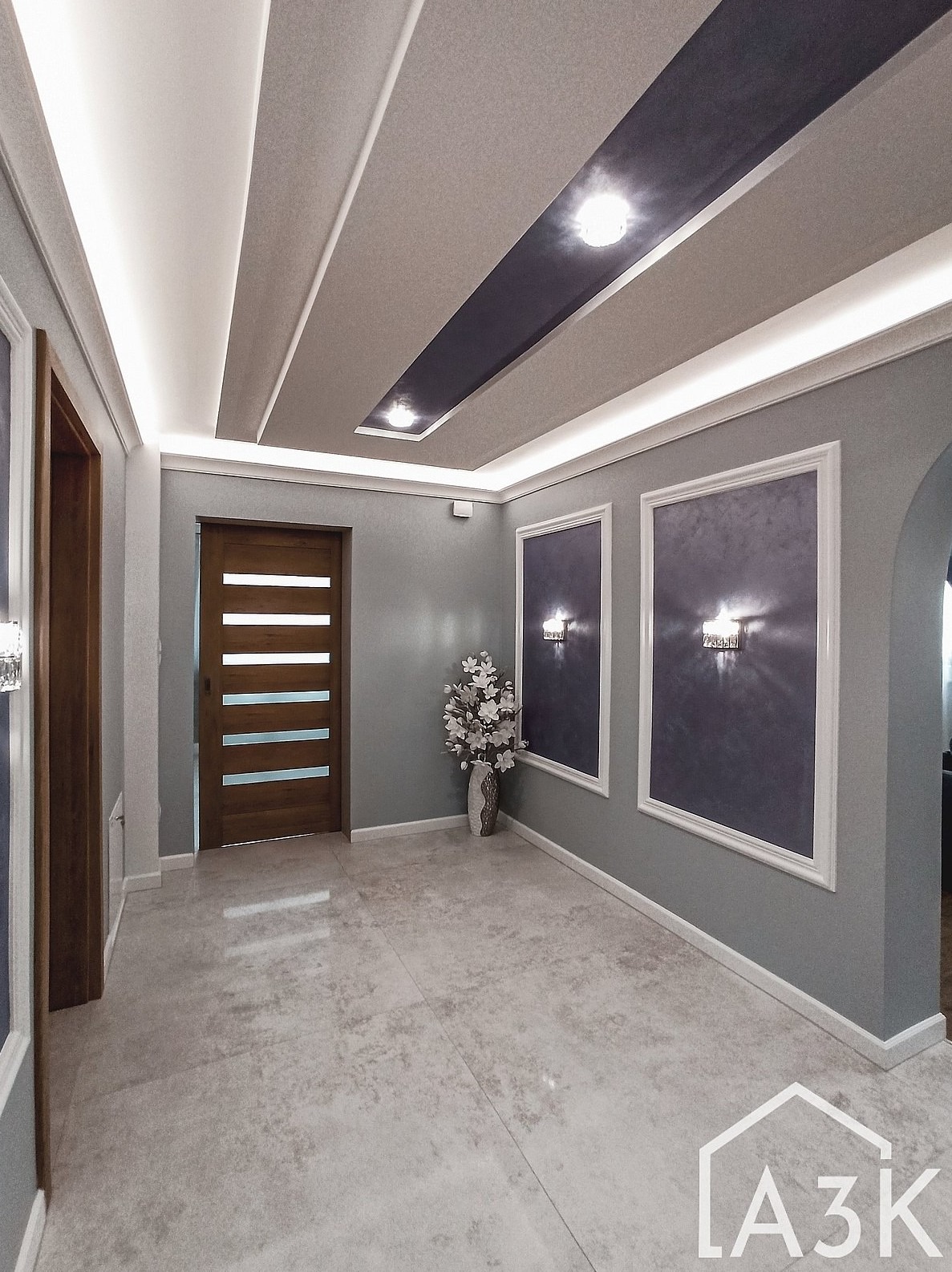 Nowoczesna klasyka. Piękno wielkoformatowych gresów połączone z ponadczasową sztukaterią.