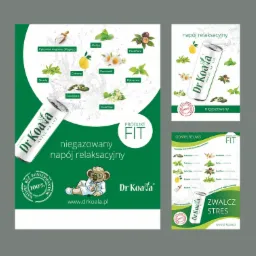 Zestaw materiałów reklamowych produktu 'Dr Koala FIT': plakat, ulotka i baner z wizerunkiem puszki napoju, składników (melisa, cytryna, rumianek itp.) oraz logo firmy.