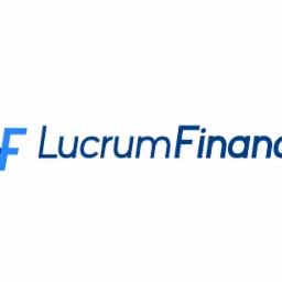 Logo firmy Lucrum Finance z trzema strzałkami skierowanymi w górę obok litery F, całość w kolorze niebieskim na białym tle.