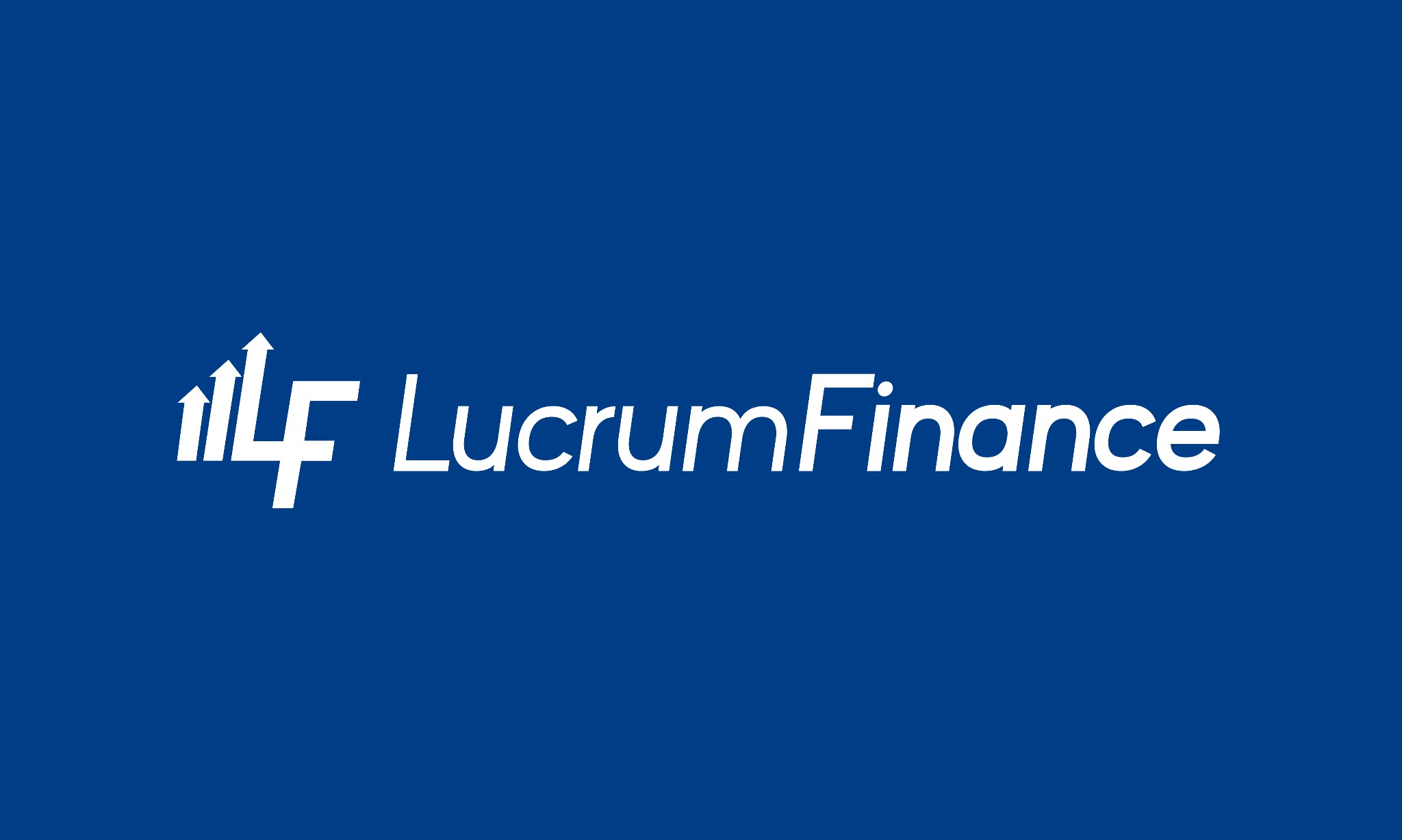 Logo firmy Lucrum Finance z trzema strzałkami skierowanymi w górę, umieszczone na jednolitym, ciemnoniebieskim tle.