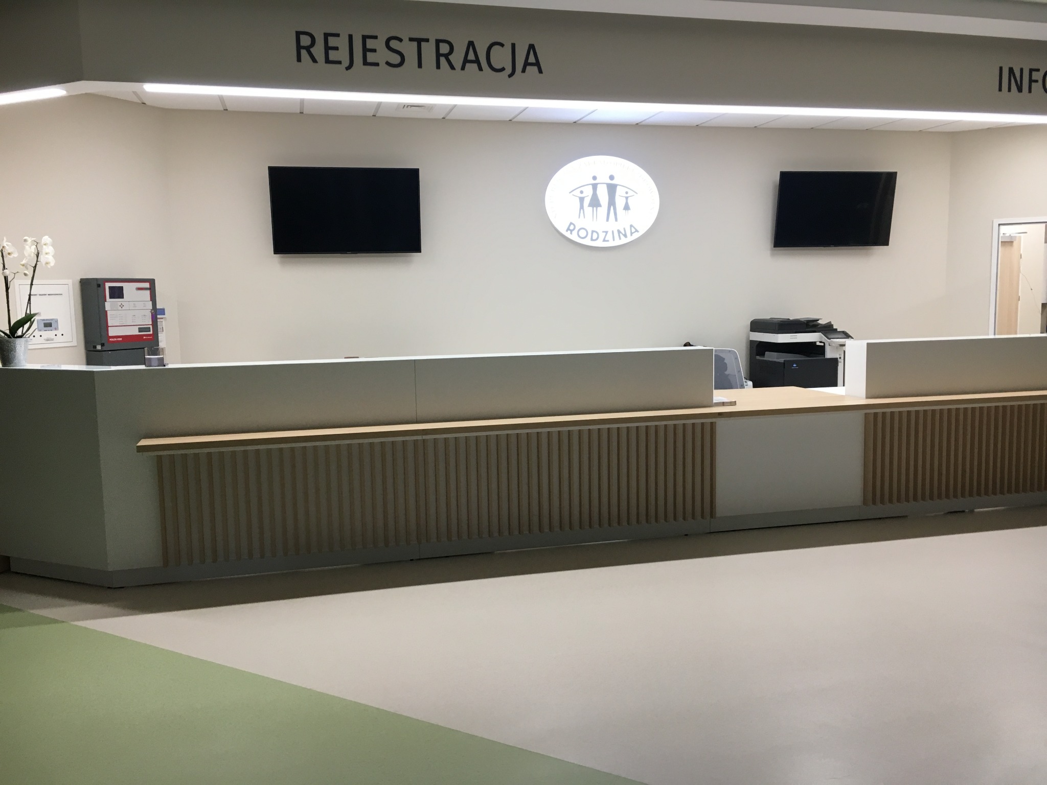 Montaż monitorów informacyjnych.