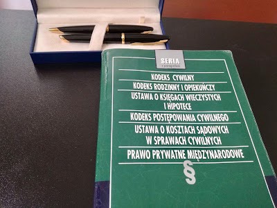 Zestaw prawniczy: kodeks cywilny, kodeks rodzinny i opiekuńczy, ustawy o księgach wieczystych i hipotece oraz elegancki zestaw piór w niebieskim pudełku.