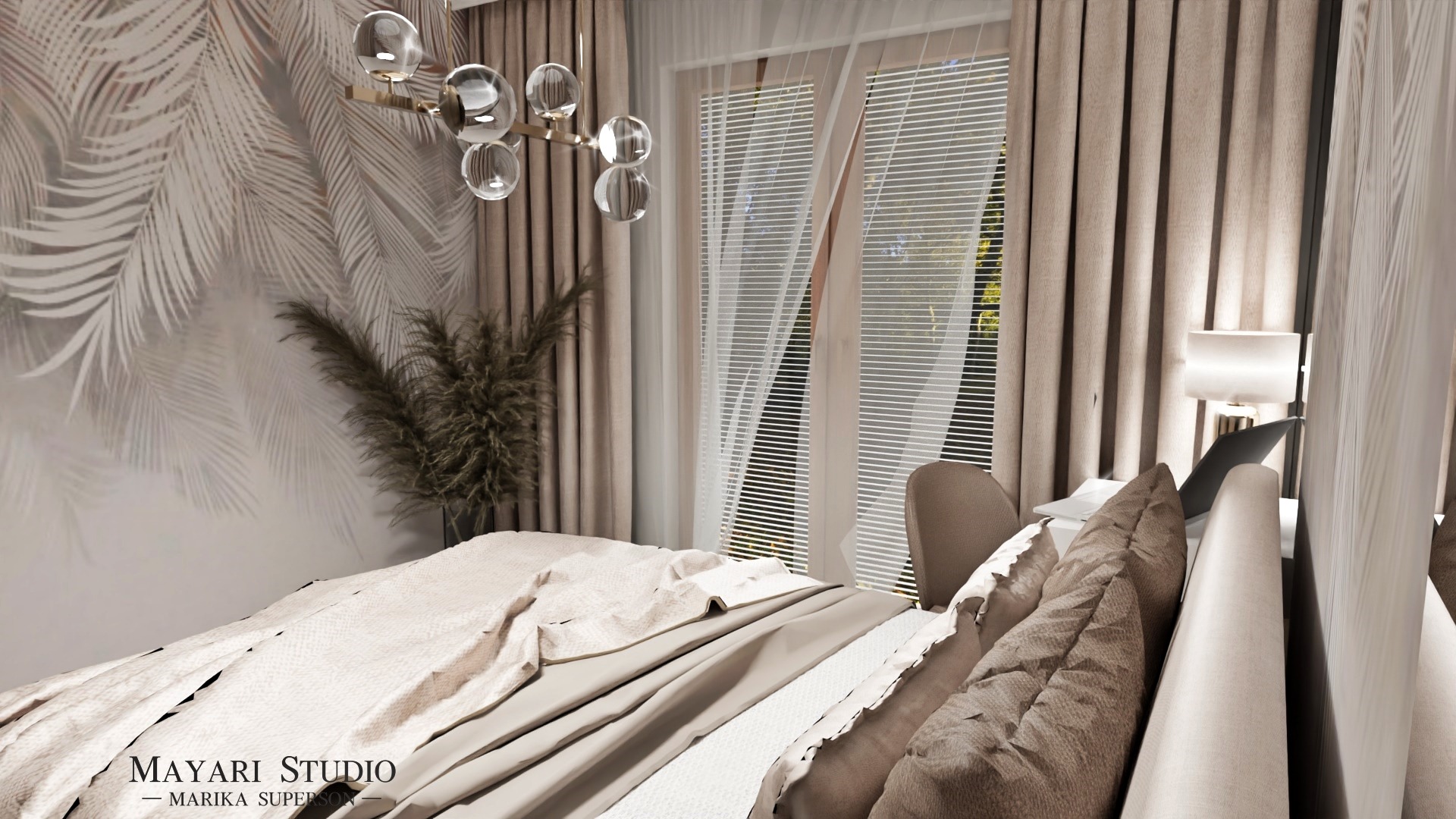 Sypialnia w neutralnych odcieniach z tapetą w palmy, dekoracyjną lampą sufitową i zasłonami w kolorze beżowym, widok z dołu na łóżko.