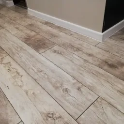 Układanie paneli podłogowych pcv podłóg drewnianych