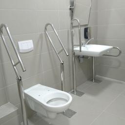 Biały montaż szpital Numed Tomaszów Maz łazienka dla niepełnosprawnych.