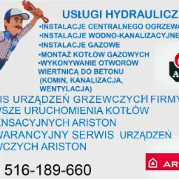Grafika reklamowa z kresk&oacute;wkowym hydraulikiem, ofertą usług hydraulicznych, logo ACV i Ariston oraz numerem telefonu.