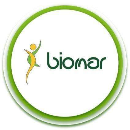 Okrągłe logo firmy Biomar z zielonym obramowaniem, stylizowaną postacią człowieka w kolorach zieleni i złota oraz nazwą firmy w ciemnozielonej czcionce.