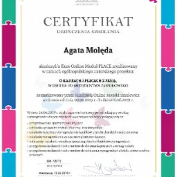 Certyfikat ukończenia szkolenia z zakresu kadry i płace wydany w Warszawie, z logo HR Na Szpilkach Moniki Smulewicz, ozdobiony ramką z puzzli.