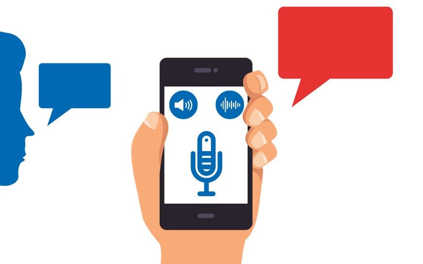 Ilustracja: Dłoń trzyma smartfon z ikonami mikrofonu, głośnika i fal dźwiękowych na ekranie; obok sylwetka głowy z dymkiem dialogowym oraz czerwony dymek dialogowy.