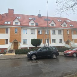 Narutowicza 1-1a. Czyszczenie wraz z impregnacją dachu z dachówki ceramiczej. Kompleksowy remont elewacji (ocieplenie z wełny) z użyciem deski odciskanej w masie. Cokół z płytki klinkierowej.