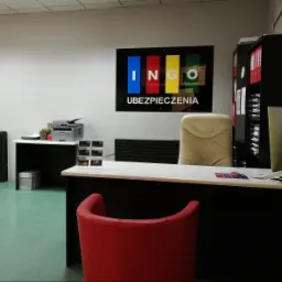 Biuro firmy ubezpieczeniowej z logo INGO Ubezpieczenia na ścianie, biurko z komputerem, krzesło i materiały biurowe.