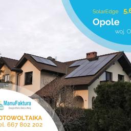 Manufaktura Energii Artur Mrozek - Instalacja fotowoltaiczna SolarEdge 5,6 kWp na dachu domu jednorodzinnego w Opolu, woj. Opolskie, widoczny fragment dachu z panelami fotowoltaicznymi, logo firmy ManuFaktura z numerem telefonu.