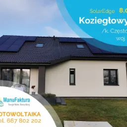 Instalacja paneli słonecznych SolarEdge 8.0 kWp na dachu domu jednorodzinnego w Koziegłowach koło Częstochowy, województwo śląskie. Widoczny fragment elewacji budynku z oknami i zadbany trawnik...