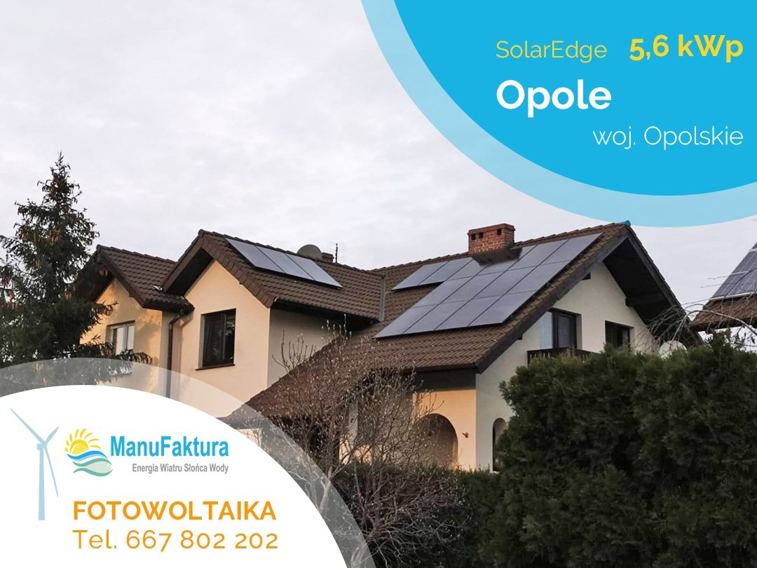 Instalacja fotowoltaiczna SolarEdge 5,6 kWp na dachu domu jednorodzinnego w Opolu, woj. Opolskie, widoczny fragment dachu z panelami fotowoltaicznymi, logo firmy ManuFaktura z numerem telefonu.