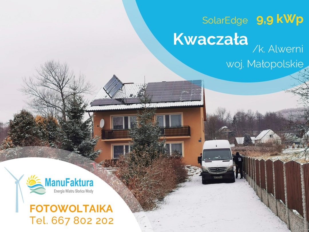 Instalacja fotowoltaiczna na dachu dwupiętrowego domu w zimowej scenerii w okolicach Katowic, z zaparkowanym białym vanem serwisowym przed posesją. Widoczny logotyp firmy i dane kontaktowe.