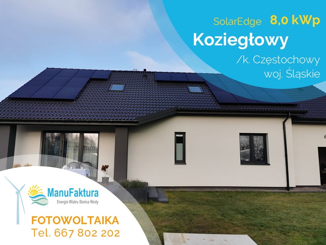 Instalacja paneli słonecznych SolarEdge 8.0 kWp na dachu domu jednorodzinnego w Koziegłowach koło Częstochowy, województwo śląskie. Widoczny fragment elewacji budynku z oknami i zadbany trawnik...