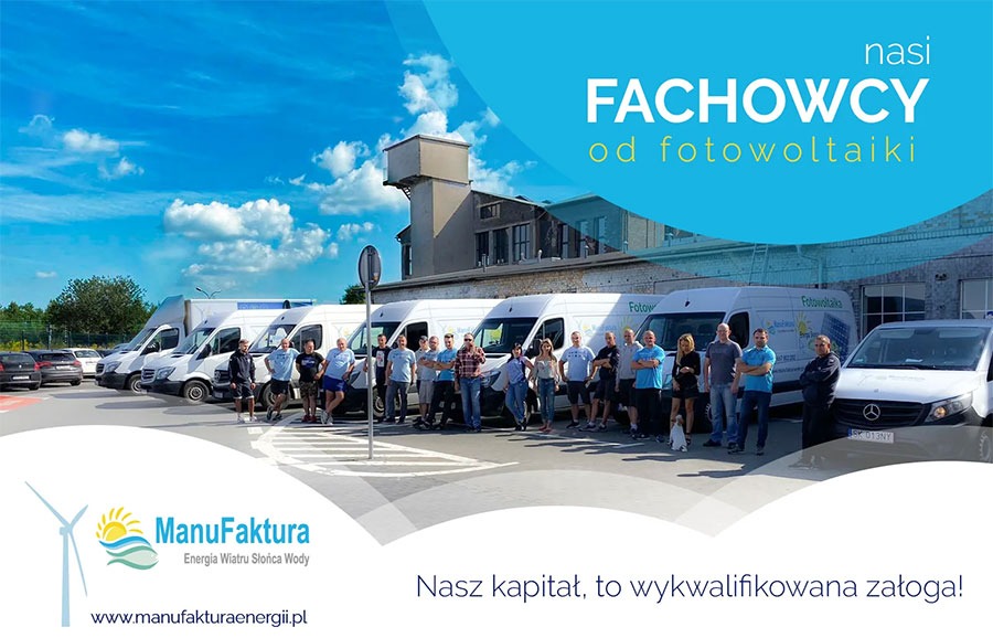 Zespół firmy fotowoltaicznej pozuje przed flotą białych samochodów dostawczych z logo firmy i napisem 'Fotowoltaika' na tle budynku przemysłowego pod błękitnym niebem.