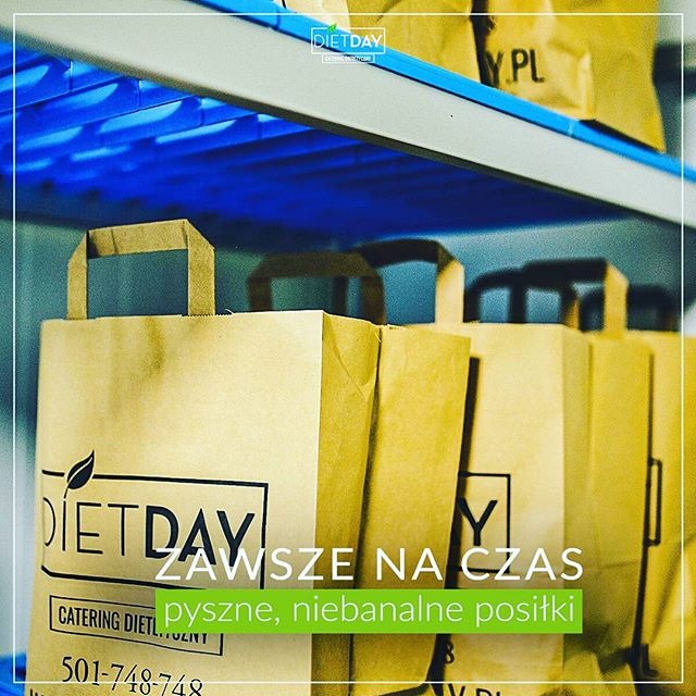 Rząd brązowych papierowych toreb z logo DietDay na niebieskim regale, gotowych do dostarczenia pysznych, niebanalnych posiłków na czas.