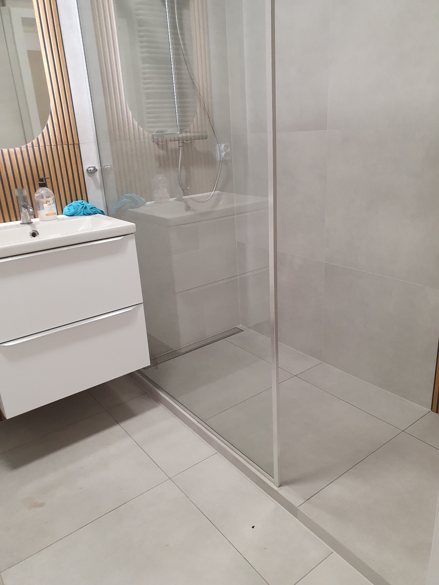 Prysznic liniowy na podwyższeniu.