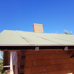 Pokrycie dachu papą termozgrzewalną z posypką ozdobną zieloną.