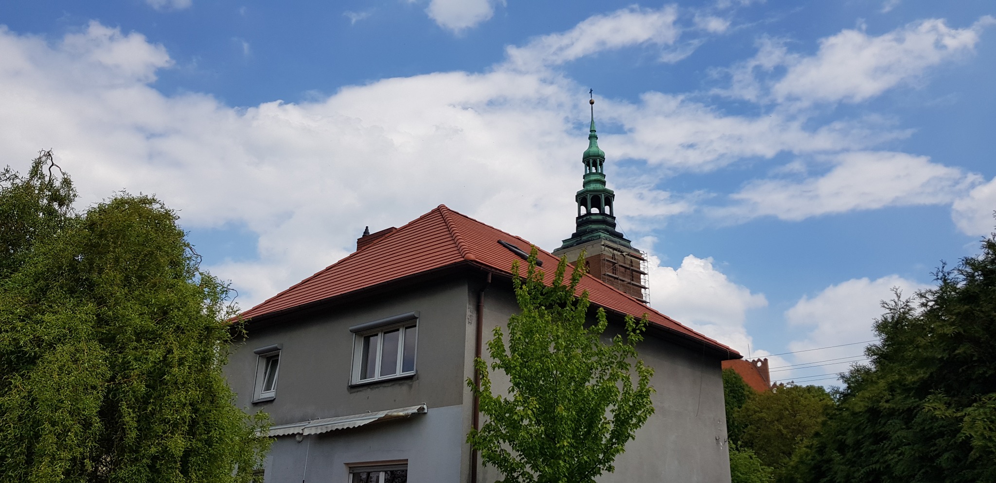 Dach po wymianie pokrycia z starej karpiówki na dachówkę betonową po uprzedniej izolacji folią paroizolacyjną dachu.